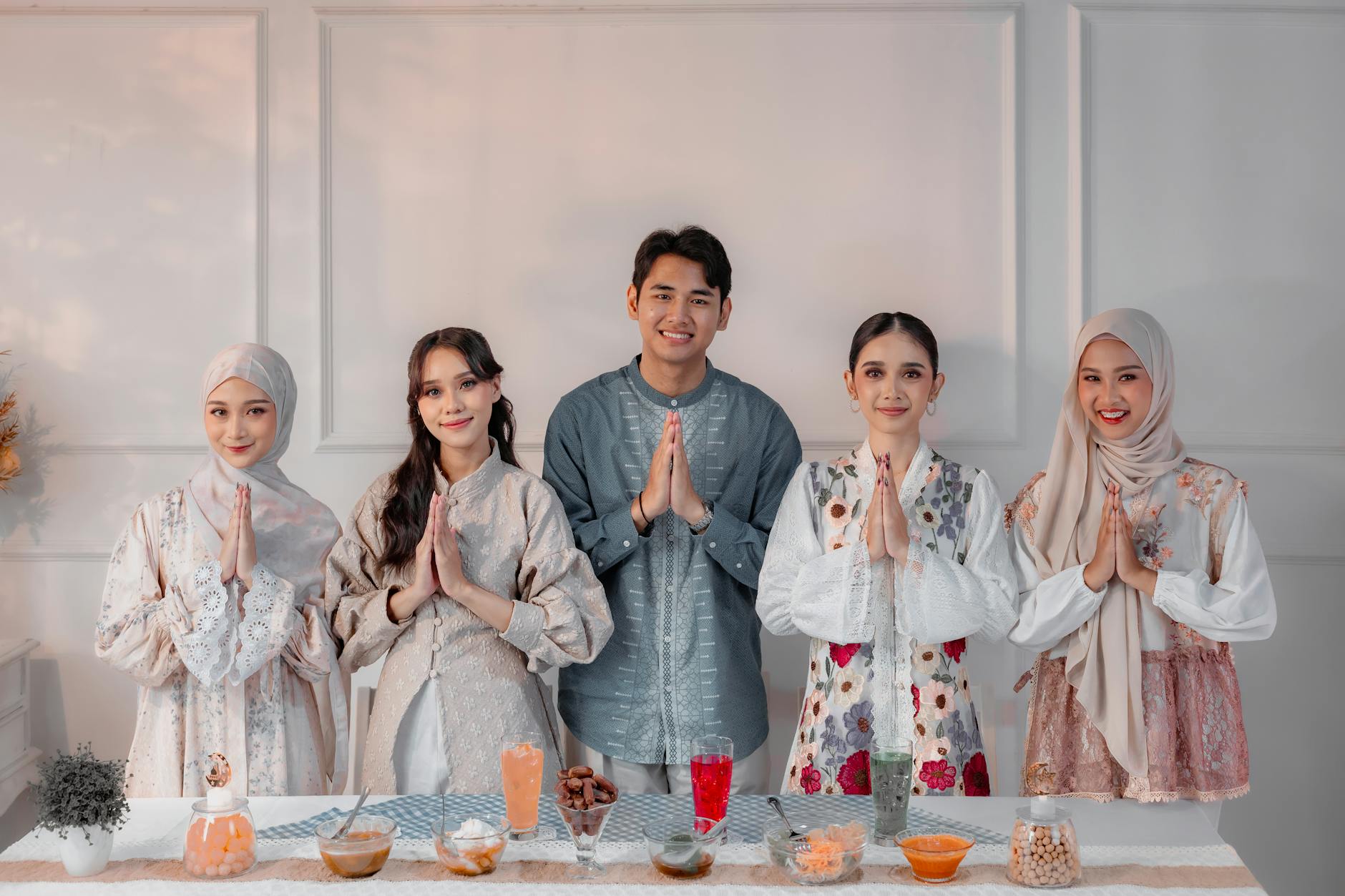 Ilustrasi seorang advokat yang sedang membela kliennya di pengadilan dengan latar belakang buku hukum dan timbangan keadilan untuk memilih advokat pidana yang tepat