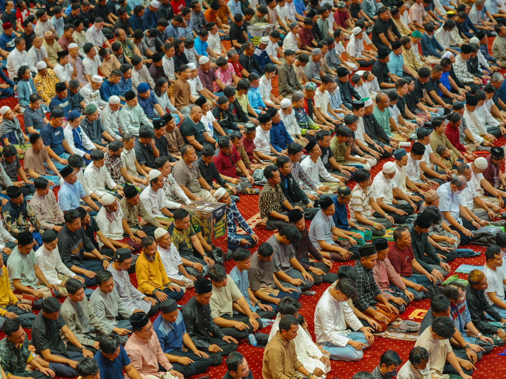 Ilustrasi seorang advokat yang sedang membela klien di pengadilan dengan latar belakang buku hukum dan timbangan keadilan, menggambarkan kriteria memilih advokat untuk kasus pidana khusus