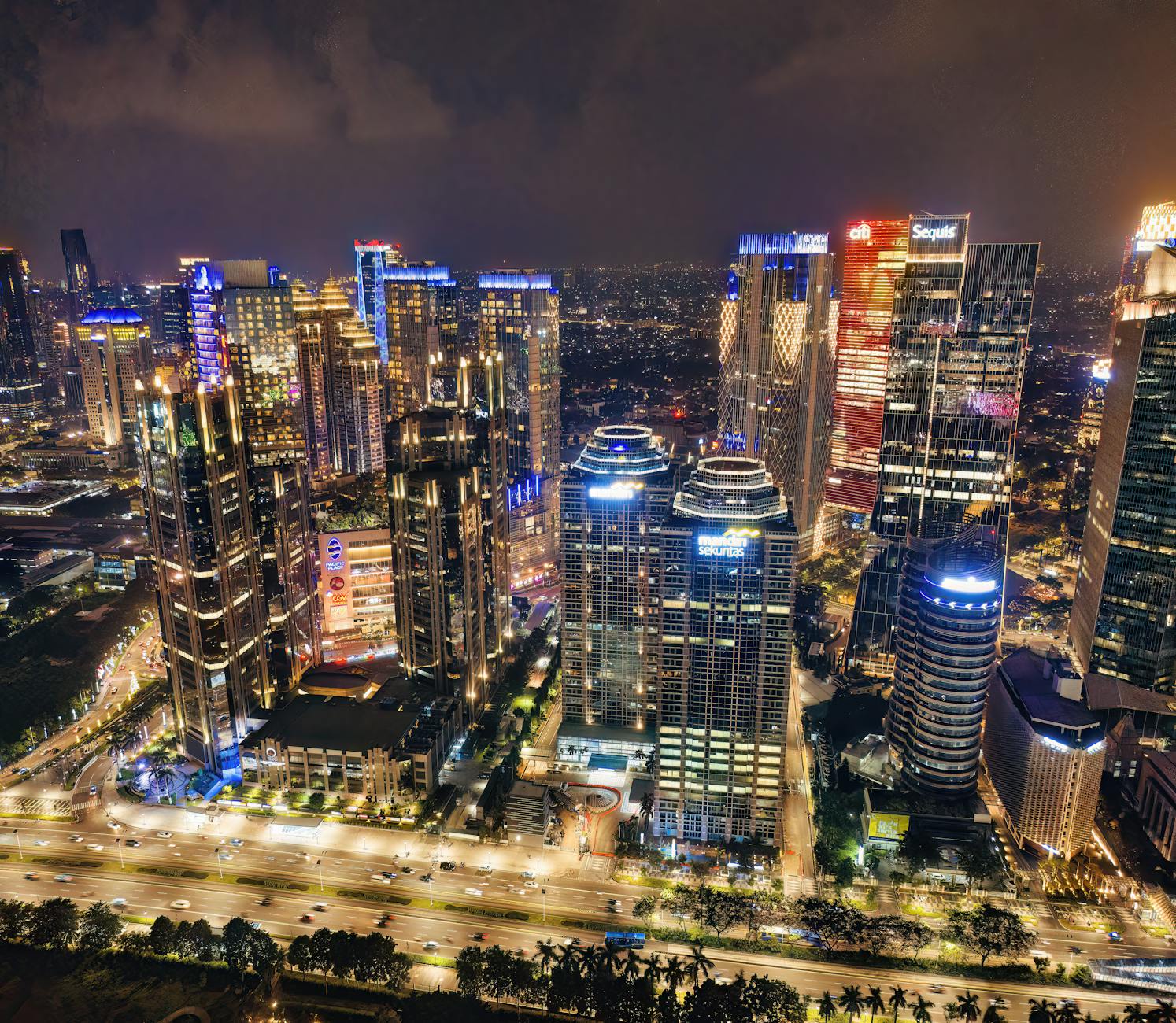 Gambar ilustrasi proses legalitas operasional perusahaan asing di Indonesia dengan latar belakang gedung perkantoran modern dan orang-orang beraktivitas.