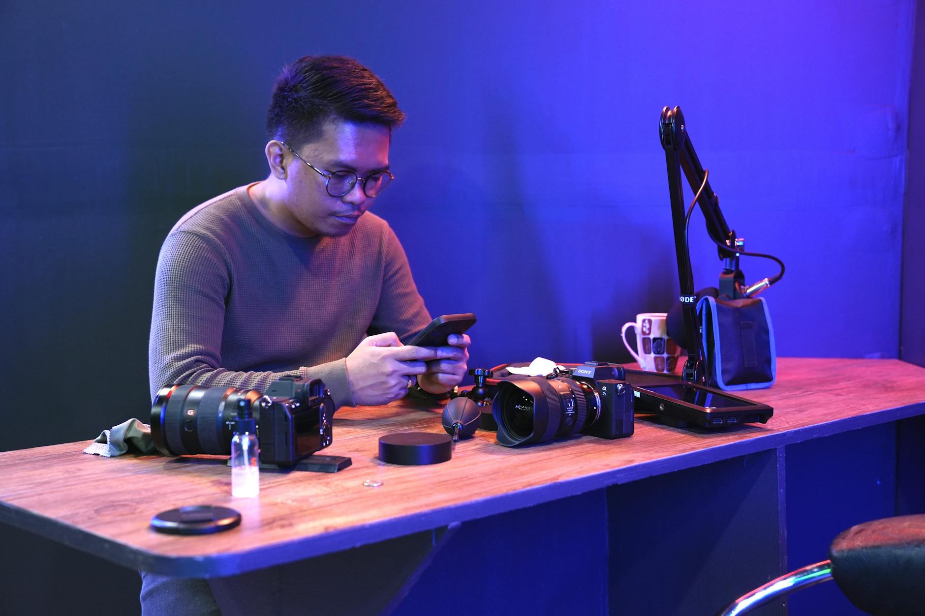 Ilustrasi sengketa hak cipta konten media sosial yang menjadi perhatian serius bagi para content creator dan agensi digital dalam mengelola karya online mereka