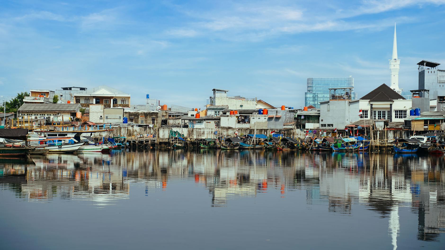 Ilustrasi proses legalitas operasional perusahaan asing di Indonesia dengan latar belakang gedung perkantoran modern dan orang-orang beraktivitas.