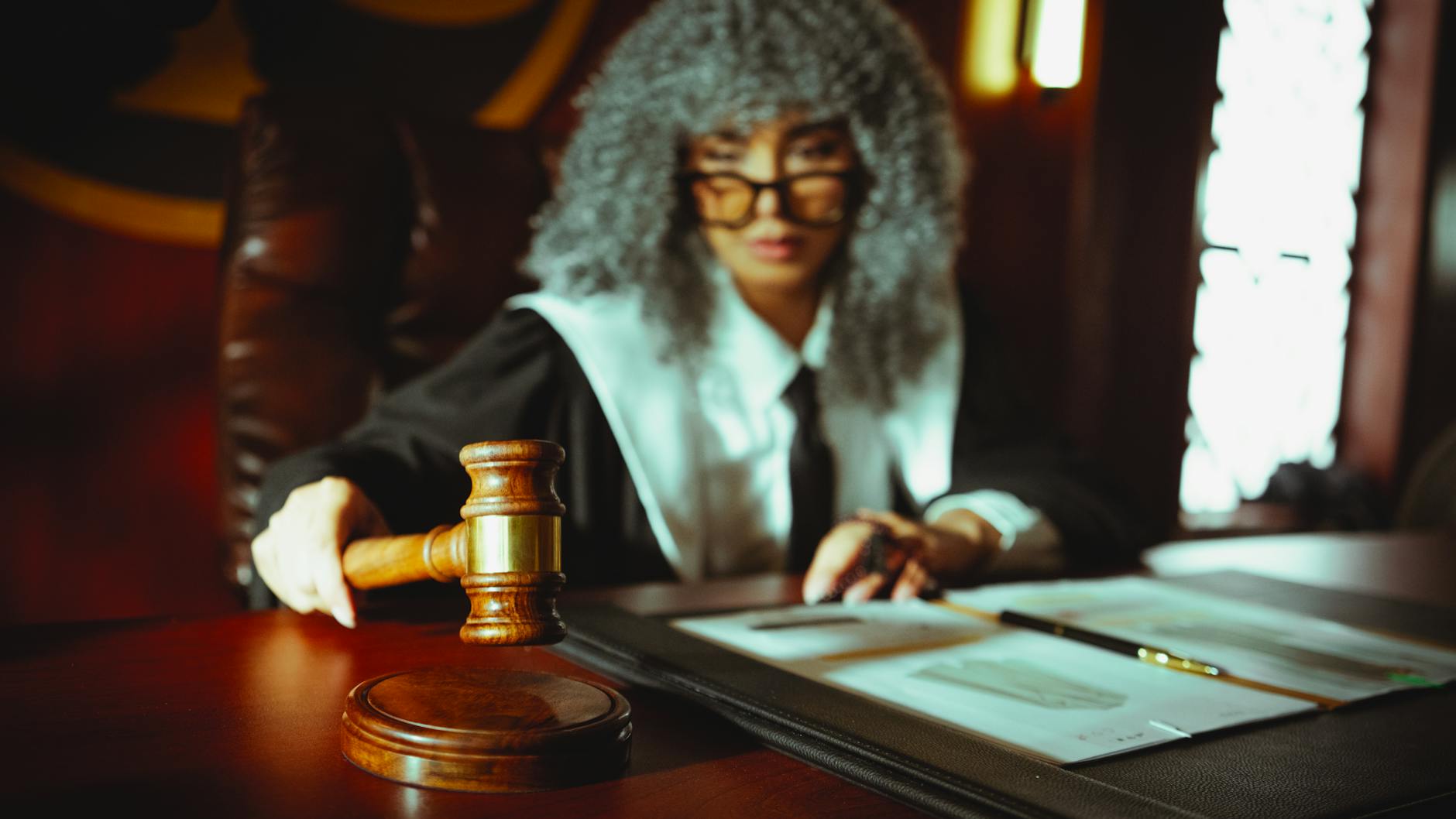 Proses uji tuntas hukum sebelum investasi membantu investor memahami risiko dan peluang dengan melakukan analisis hukum menyeluruh terhadap perusahaan target.