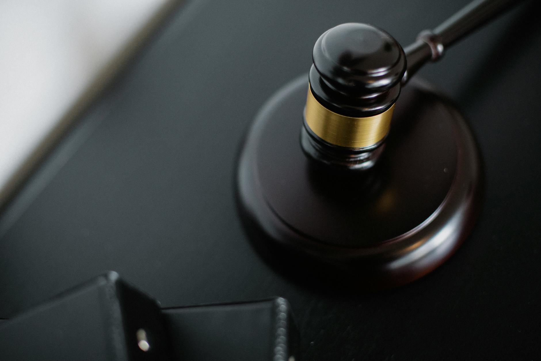 Proses uji tuntas hukum atau legal due diligence sebelum melakukan investasi untuk meminimalkan risiko dan memastikan kepatuhan terhadap peraturan yang berlaku.