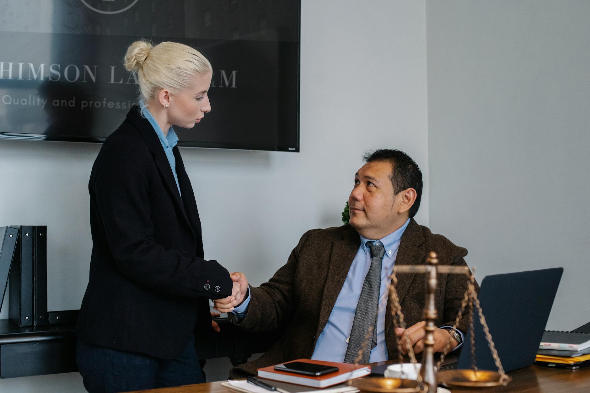 Ilustrasi seseorang merasa kecewa karena ditipu rekan bisnis, menunjukkan pentingnya mengetahui langkah hukum yang tepat untuk menghadapi kasus penipuan dalam dunia bisnis