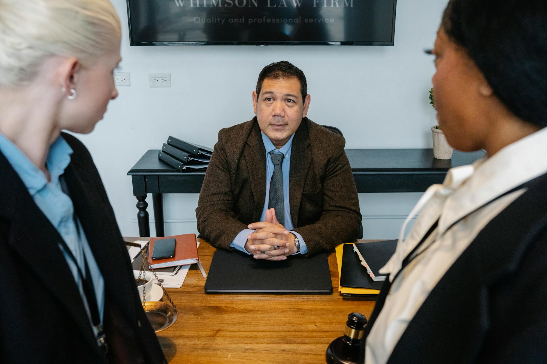 Gambar ilustrasi pengacara litigasi terbaik 2025 membantu klien mencari reputasi dari daftar Top 100 Law Firms untuk memenangkan kasus hukum mereka