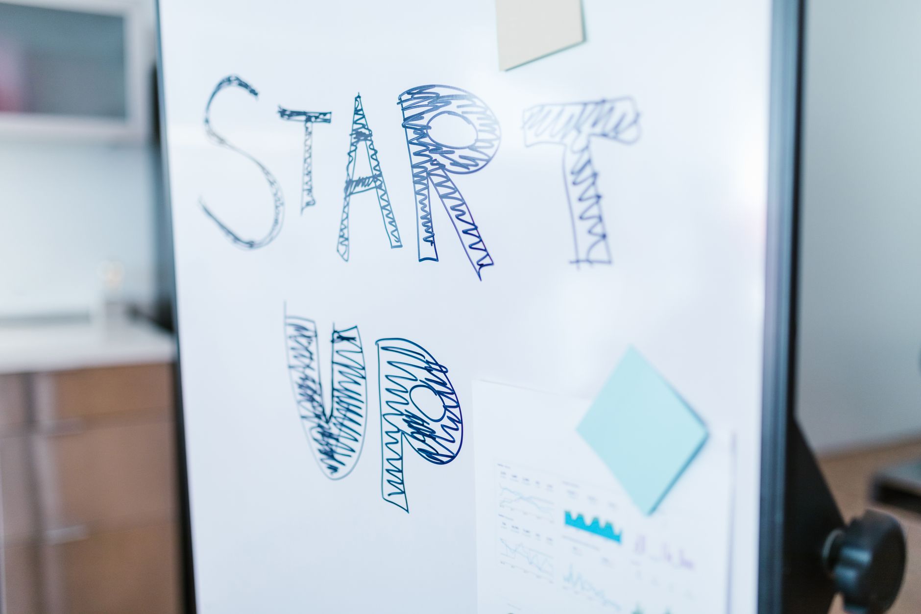 Target founder yang sedang melakukan fundraising perlu memahami legalitas perusahaan startup untuk meningkatkan kepercayaan investor dan memastikan kesuksesan bisnis mereka.